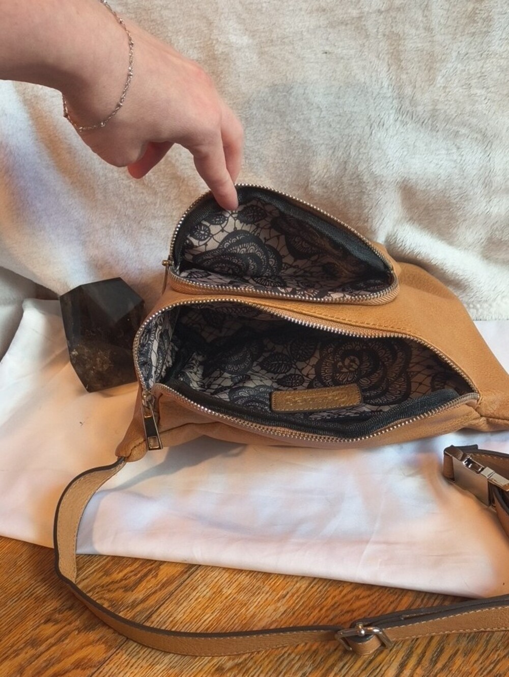 Classic Tan Crossbody Bag - Everyday Women’s Shoulder Bag - Picture 3 of 3